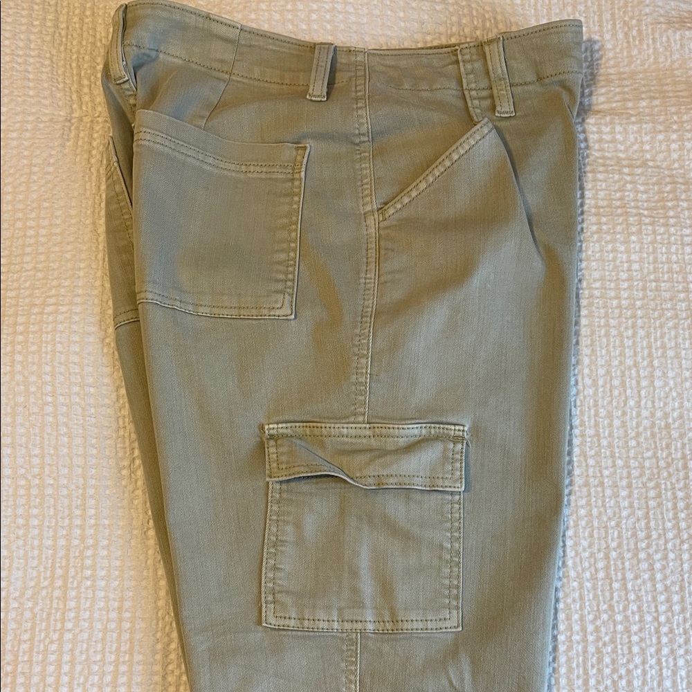 Universal Thread Women's Light Green Straight Leg Cargo Pants - Picture 8 of 9